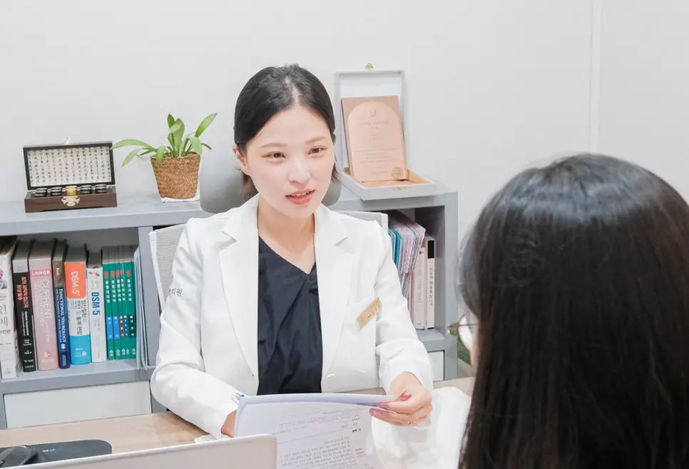 청아한의원 신나경 진료원장이 환자와 상담하는 모습
