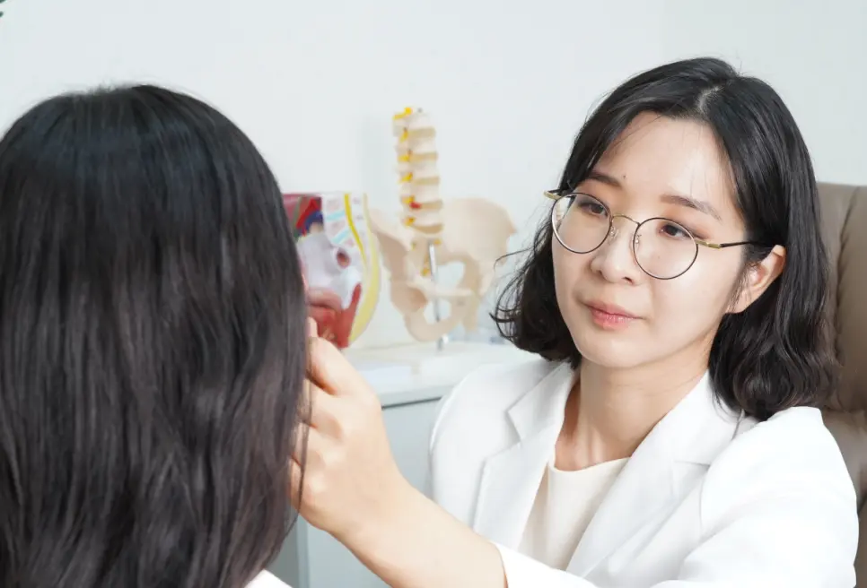 청아한의원 임은교 대표원장이 환자의 피부 상태를 확인하는 모습